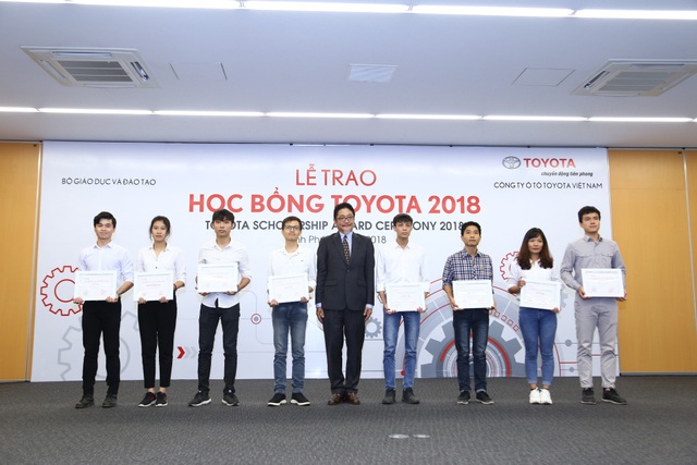 Hàng trăm sinh viên xuất sắc ngành kỹ thuật được nhận học bổng - 1
Tổng giám đốc TMV, ông Toru Kinoshita trao học bổng cho các sinh viên
