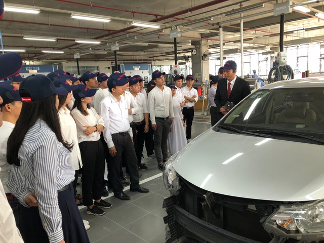 Hàng trăm sinh viên xuất sắc ngành kỹ thuật được nhận học bổng - 2
Bên cạnh được nhận học bổng, các sinh viên khu vực miền Bắc còn có cơ hội tham quan nhà máy sản xuất và lắp ráp ôtô Toyota tại Vĩnh Phúc.