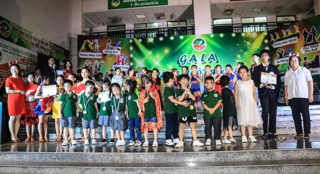 Học sinh Hà Nội học cách “tư duy tài chính” để làm từ thiện - 3 Nhà giáo Phạm Bích Ngà (Ngoài cùng bên phải) chúc mừng các con.