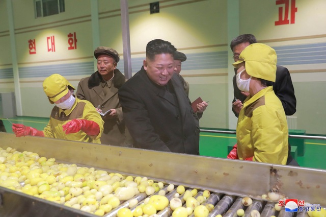Ông Kim Jong-un đội tuyết thị sát nhà máy sau 2 tuần vắng bóng - 1
Hãng thông tấn quốc gia Triều Tiên (KCNA) ngày 30/10 đưa tin nhà lãnh đạo Kim Jong-un đã tới thăm nhà máy chế biến khoai tây Samjiyon ở Samjiyon, tỉnh Ryanggang, giáp biên giới với Trung Quốc.