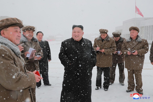 Ông Kim Jong-un đội tuyết thị sát nhà máy sau 2 tuần vắng bóng - 6
Chuyến đi tới Samjiyon là lần đầu tiên nhà lãnh đạo Kim Jong-un xuất hiện trước công chúng sau 19 ngày vắng bóng.