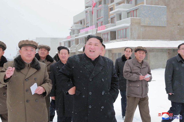 Ông Kim Jong-un đội tuyết thị sát nhà máy sau 2 tuần vắng bóng - 7
Trong chuyến đi tới Samjiyon, nhà lãnh đạo Kim Jong-un cũng thị sát một công trường xây dựng và chỉ đạo sớm hoàn tất công trình này trước tháng 10/2020 nhân kỷ niệm 75 năm thành lập đảng Lao động Triều Tiên.