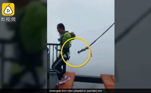 “Đứng tim” trước cảnh dây thắt an toàn bất ngờ bật tung ở độ cao trên 300m - 2 Hệ thống dây an toàn có cũng như không?