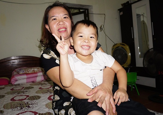 Trải lòng của người mẹ có con 5 tuổi nói tiếng Anh như gió - 1 Niềm vui của chị Liên cùng con trong căn phòng trọ sau mỗi giờ cháu tan trường.