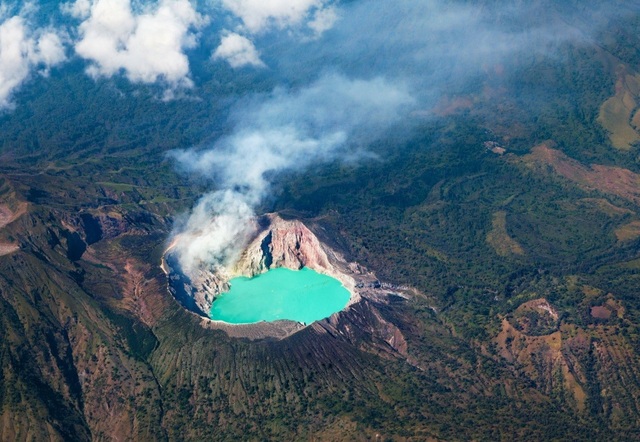 Du khách Việt kể lại hành trình khám phá miệng núi lửa kỳ ảo ở Indonesia - 1 Indonesia được biết đến là đất nước có nhiều núi lửa nhất trên thế giới và luôn là đích đến của những người yêu thích xê dịch. Trong số này, Ijen được xem là ngọn núi lửa nổi tiếng với phong cảnh vừa nên thơ, hùng vĩ nhưng cũng không kém phần bí ẩn, thách thức với du khách. Do vị trí ở gần Việt Nam, lại không cần phải xin visa nên đây là địa điểm lý tưởng dành cho những người thích khám phá, trải nghiệm. Ảnh: Shutterstock.