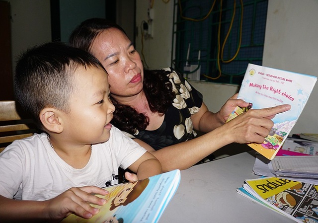 Trải lòng của người mẹ có con 5 tuổi nói tiếng Anh như gió - 3 Các chữ bằng tiếng Anh, Bin đều có thể đọc rất lưu loát.