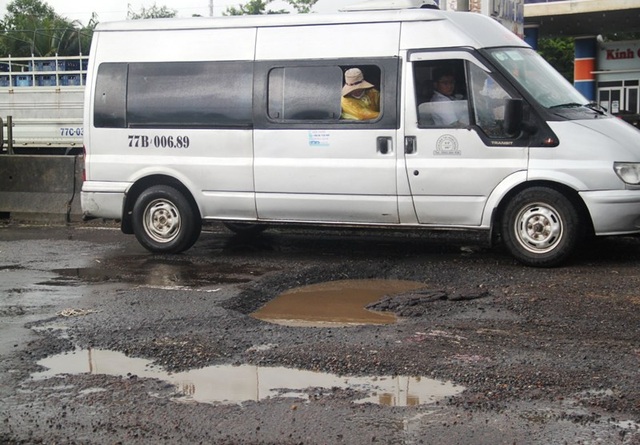 Sau mưa, ổ voi, ổ gà xuất hiện dày đặc trên quốc lộ - 5 Lái xe căng mắt khi đi trên quốc lộ 1 qua địa bàn tỉnh Bình Định.