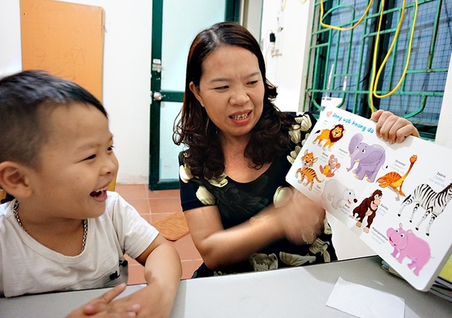 Trải lòng của người mẹ có con 5 tuổi nói tiếng Anh như gió - 2 Hầu như tên các con vật cậu bé đều có thể nói bằng tiếng Anh.