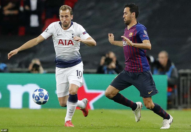 Tottenham 2-4 Barcelona: Messi rực sáng - 23
Harry Kane trong tình huống tranh chấp với Busquets