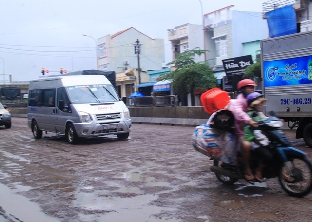 Sau mưa, ổ voi, ổ gà xuất hiện dày đặc trên quốc lộ - 3 Đơn vị thi công móc đường lên sửa thì gặp mưa khiến đường càng nát tương.