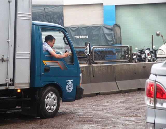 Sau mưa, ổ voi, ổ gà xuất hiện dày đặc trên quốc lộ - 6
Người ngồi trên xe ghi lại hình ảnh đường xấu làm kỷ niệm.