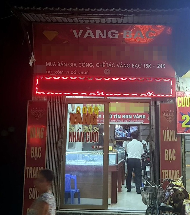 Hà Nội: Bắt “nóng” đối tượng vờ mua vàng rồi cướp giật - 2 Tiệm vàng nơi xảy ra vụ việc.