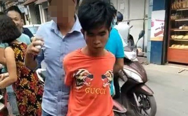 Hà Nội: Bắt “nóng” đối tượng vờ mua vàng rồi cướp giật - 1 Đối tượng Bằng bị người dân bắt giữ ngay khi vừa gây ra vụ cướp giật tài sản. (Ảnh: CTV)