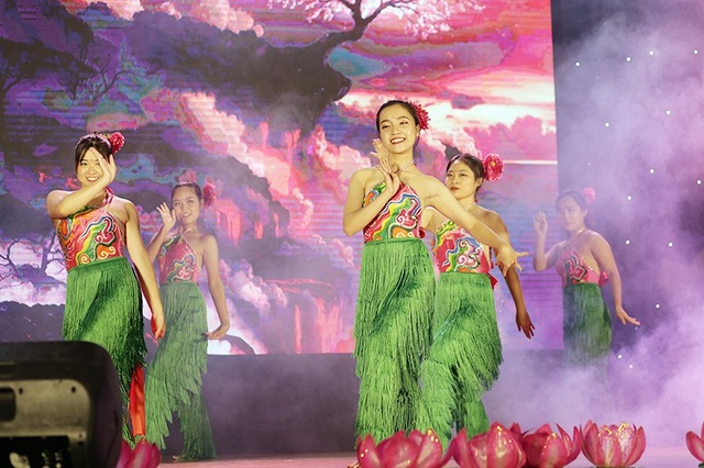 Mãn nhãn đêm nhạc kịch “chiêu đãi” tân sinh viên trường Báo - 9 Mãn nhãn đêm nhạc kịch “chiêu đãi” tân sinh viên trường Báo - 9