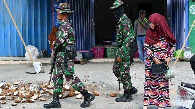 Cảnh sát Indonesia tuần tra để ngăn tình trạng lấy đồ tại các cửa hàng (Ảnh: AFP)
