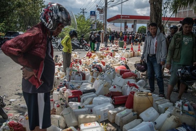 Những can nhựa được xếp thành hàng dài chờ lấy xăng tại một trạm xăng (Ảnh: AFP)