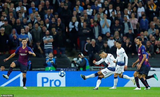 Tottenham 2-4 Barcelona: Messi rực sáng - 19
Lamela rút ngắn tỷ số xuống còn 2-3 cho Tottenham ở phút 66