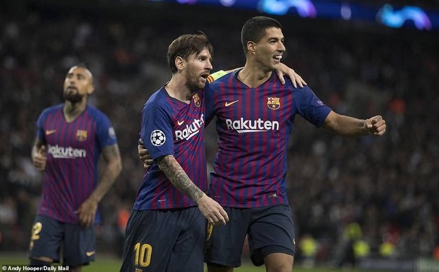 Tottenham 2-4 Barcelona: Messi rực sáng - 30
Luis Suarez chia sẻ niềm vui với Messi