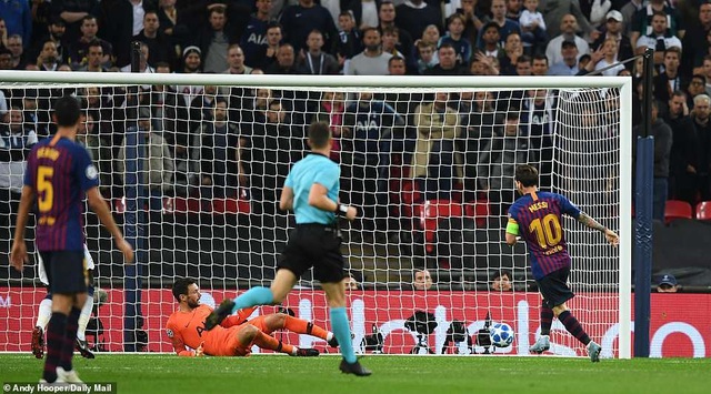Tottenham 2-4 Barcelona: Messi rực sáng - 15
Lloris bất lực trước pha dứt điểm đơn giản của Messi