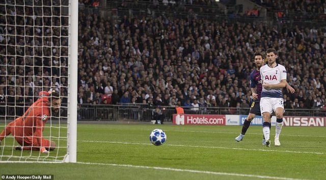 Tottenham 2-4 Barcelona: Messi rực sáng - 14
Trước đó, Messi đã hai lần đưa bóng tìm đúng cột dọc của Tottenham