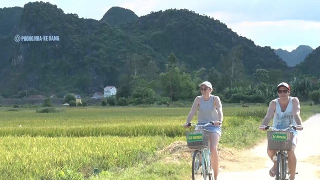 Du lịch cộng đồng homestay, mô hình hút khách tại Phong Nha - Kẻ Bàng - 6 Các trò như cưỡi trâu, tắm sông, tham quan vườn thực vật, hoặc tận hưởng không khí trong lành của làng quê bằng cách đạp xe đạp trên những con đường làng mộc mạc, yên bình thực sự đã đem đến những trải nghiệm mới lạ cho du khách.