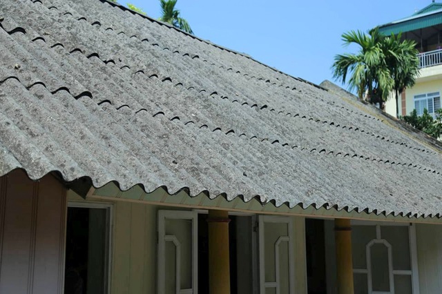 Ngôi nhà cấp 4 giản dị của nguyên Tổng Bí thư Đỗ Mười ở quê nhà - 3
Mái lợp của ngôi nhà đã cũ, rêu phong. Theo người thân của nguyên Tổng bí thư Đỗ Mười, đã có lần gợi ý sửa nhà do đã cũ, nhưng nguyên Tổng bí thư không đồng ý vì muốn tiết kiệm và giữ nhà được nguyên trạng.