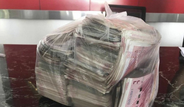 Người quét rác trả lại 22.000 USD nhặt được, từ chối nhận thưởng 1 năm tiền lương - 1 Người quét rác trả lại 22.000 USD nhặt được, từ chối nhận thưởng 1 năm tiền lương - 1
