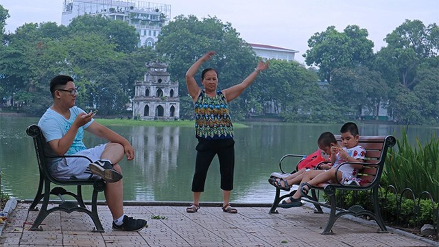 Hình ảnh Hà Nội hài hước, lạ lẫm không dành cho người dậy muộn - 2 Các thế hệ bên Hồ Gươm buổi sáng sớm.