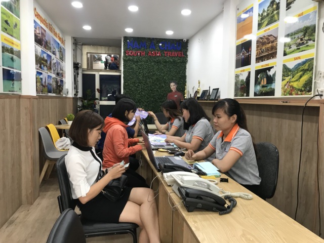 Sôi động mùa du lịch cuối năm - 1 Một văn phòng du lịch tại TP. Hồ Chí Minh có đông du khách đến nghe tư vấn và đặt tour cuối năm