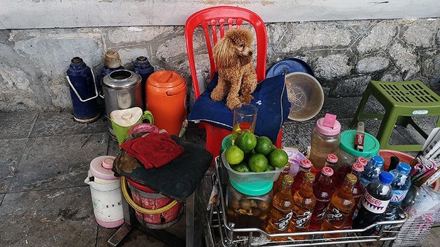 Hình ảnh Hà Nội hài hước, lạ lẫm không dành cho người dậy muộn - 11 Hàng nước chè dọn sớm chờ khách.