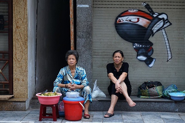 Hình ảnh Hà Nội hài hước, lạ lẫm không dành cho người dậy muộn - 12 Những hình vẽ graffiti chỉ xuất hiện khi các cửa hàng đóng cửa từ nửa đêm đến khoảng 7, 8 giờ sáng hàng ngày.
