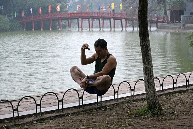 Hình ảnh Hà Nội hài hước, lạ lẫm không dành cho người dậy muộn - 3 Người đàn ông tập dưỡng sinh bên Hồ Gươm.