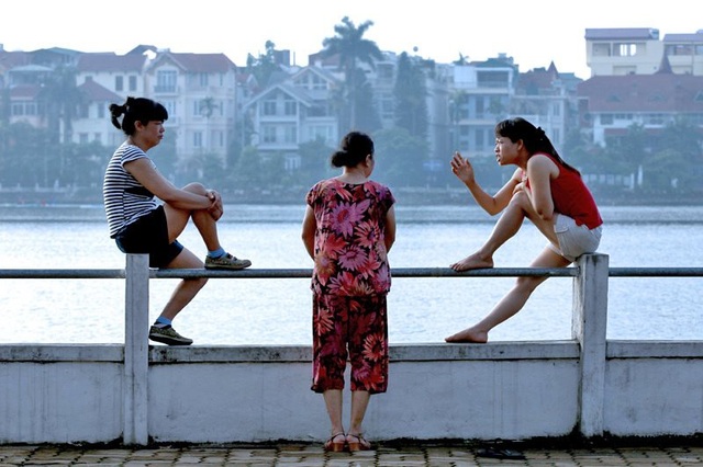 Hình ảnh Hà Nội hài hước, lạ lẫm không dành cho người dậy muộn - 5 Các bà, các chị buôn chuyện buổi sớm bên Hồ Tây.