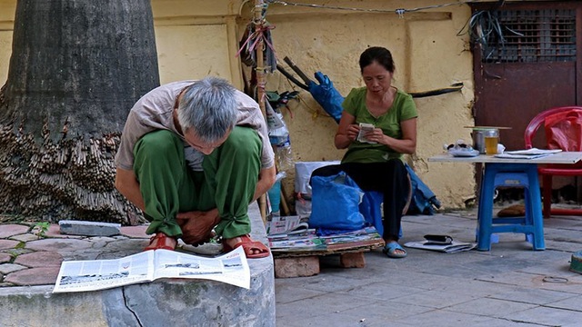 Hình ảnh Hà Nội hài hước, lạ lẫm không dành cho người dậy muộn - 6 Nhiều người già ở Hà Nội vẫn giữ thói quen cập nhật tin tức từ báo in vào mỗi buổi sáng.
