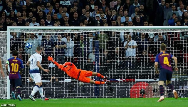 Tottenham 2-4 Barcelona: Messi rực sáng - 7
Cú đá của Rakitic khiến thủ môn Lloris đành bó tay