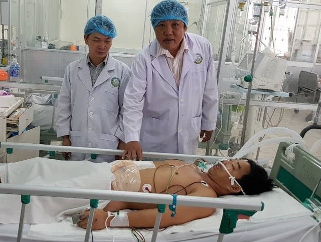 Bị máy cưa cắt lồi ruột vì sơ ý khi vận hành - 1 Sau phẫu thuật cấp cứu, nạn nhân tạm qua được nguy kịch