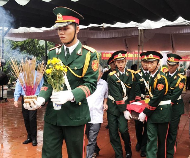Gia đình đón liệt sĩ "khắc tên lên bút máy" về quê nhà - 2 Lực lượng chức năng đưa hài cốt liệt sĩ Nguyễn Văn Hưng lên xe về quê an táng.