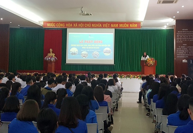Nha Trang: Du khách tăng mạnh, sinh viên “tiếp sức” hỗ trợ khách du lịch - 2 Quang cảnh lễ phát động “Sinh viên làm tình nguyện viên hỗ trợ khách du lịch” năm 2018 tại Khánh Hòa