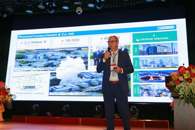 Công bố các kết quả nghiên cứu khoa học mới nhất trong lĩnh vực cơ khí - 2
Diễn giả Frank Knafla, Tập đoàn Phoenix Contact, CHLB Đức trao đổi nghiên cứu về “Sự thay đổi của công nghệ cơ khí trong cách mạng công nghiệp 4.0”.