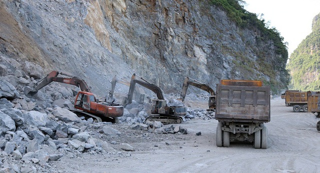 Quảng Bình: Báo động tình trạng tai nạn lao động gia tăng tại các mỏ đá - 3 Trong số 38 doanh nghiệp được cấp phép khai thác đá thì số đơn vị hội đủ các yếu tố, điều kiện an toàn chỉ đếm trên “đầu ngón tay”.