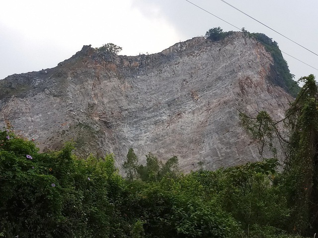 Quảng Bình: Báo động tình trạng tai nạn lao động gia tăng tại các mỏ đá - 4 Một trong những nguyên nhân dẫn đến nguy cơ mất an toàn lao động là do kỹ thuật và phương pháp khai thác tại mỏ đá.