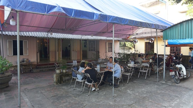 Tại ngôi nhà cấp 4 của nguyên Tổng Bí thư Đỗ Mười ở thôn 3, xã Đông Mỹ, người nhà đã dựng rạp để tiếp khách gần xa đến chia buồn.