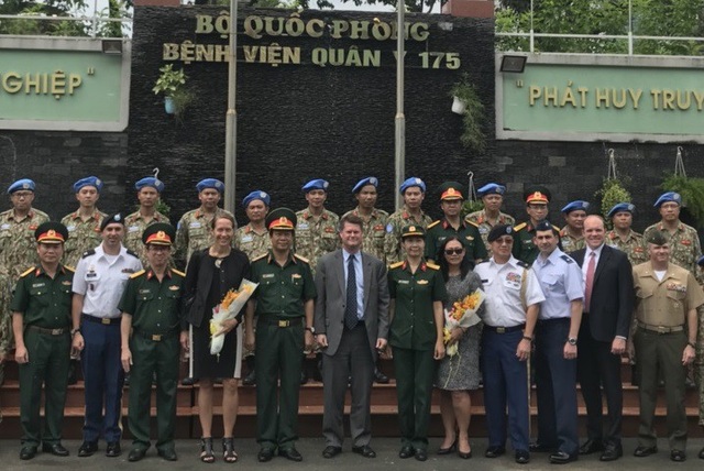 Hoa Kỳ xúc tiến hỗ trợ Việt Nam phát triển quân y - 1 Phái đoàn Hoa Kỳ đến thăm, trao đổi nhiều nội dung quan trọng cho sự hợp tác với Bệnh viện Quân Y 175