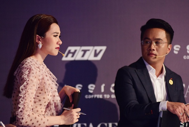 Người mẫu Thảo Nhi bật khóc trên ghế nóng khi nhắc về định kiến "người đẹp đi làm MC" - 4 Huấn luyện viên Tấn Tài lên tiếng nhắc nhở Thảo Nhi không được cảm tính, cô phải chịu trách nhiệm với những quyết định của mình bởi có hàng ngàn thí sinh đến tham dự chương trình. Đáp lời MC Tấn Tài, Thảo Nhi khẳng định, cô hiểu những gì mình đang làm và cô thật sự hiểu được Ninh Hoàng Ngân đang cố gắng vì điều gì.