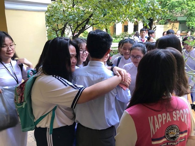 Thầy trò trường chuyên Trần Đại Nghĩa khóc như mưa chia tay thầy hiệu trưởng - 4 Nhóm học sinh quây bên thầy hiệu trưởng, lưu luyến khi thầy chuyển công tác