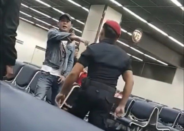 Video bảo vệ an ninh hành hung khách ngay tại sân bay gây bất bình - 1 Video bảo vệ an ninh hành hung khách ngay tại sân bay gây bất bình - 1