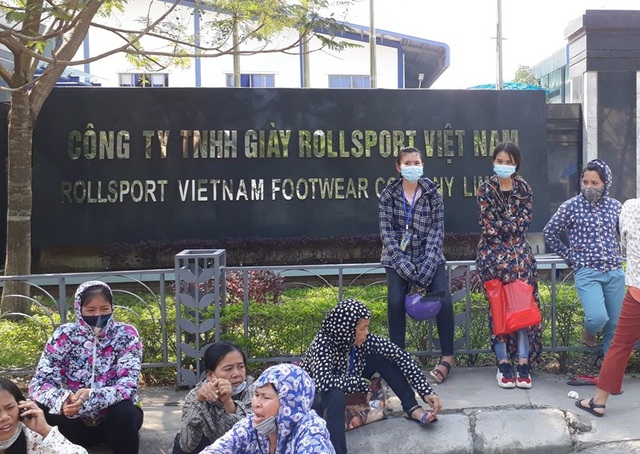 Hàng ngàn công nhân ngừng việc đòi tăng lương - 5 Hiện các công nhân vẫn đang ngưng việc tập thể đòi quyền lợi. Ngành chức năng tỉnh Thanh Hóa đang phối hợp với doanh nghiệp để giải quyết vấn đề.