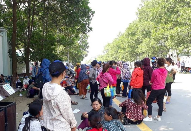 Hàng ngàn công nhân ngừng việc đòi tăng lương - 2 Công nhân ngồi tràn cả ra đường quanh khu vực công ty.