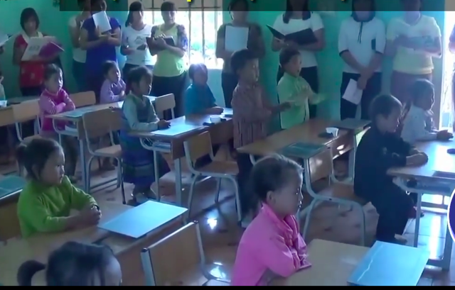 Khi người thầy dạy học như cái máy - 1 Các tiết dự giờ, giáo viên nắn học sinh răm rắp như một cái máy (Ảnh cắt từ clip)