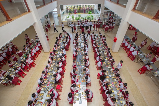 Đắk Lắk: Chú trọng đảm bảo an toàn vệ sinh thực phẩm trong trường học - 2 Một bữa ăn tập thể tại trường Tiểu học, THCS&THPT Hoàng Viêt